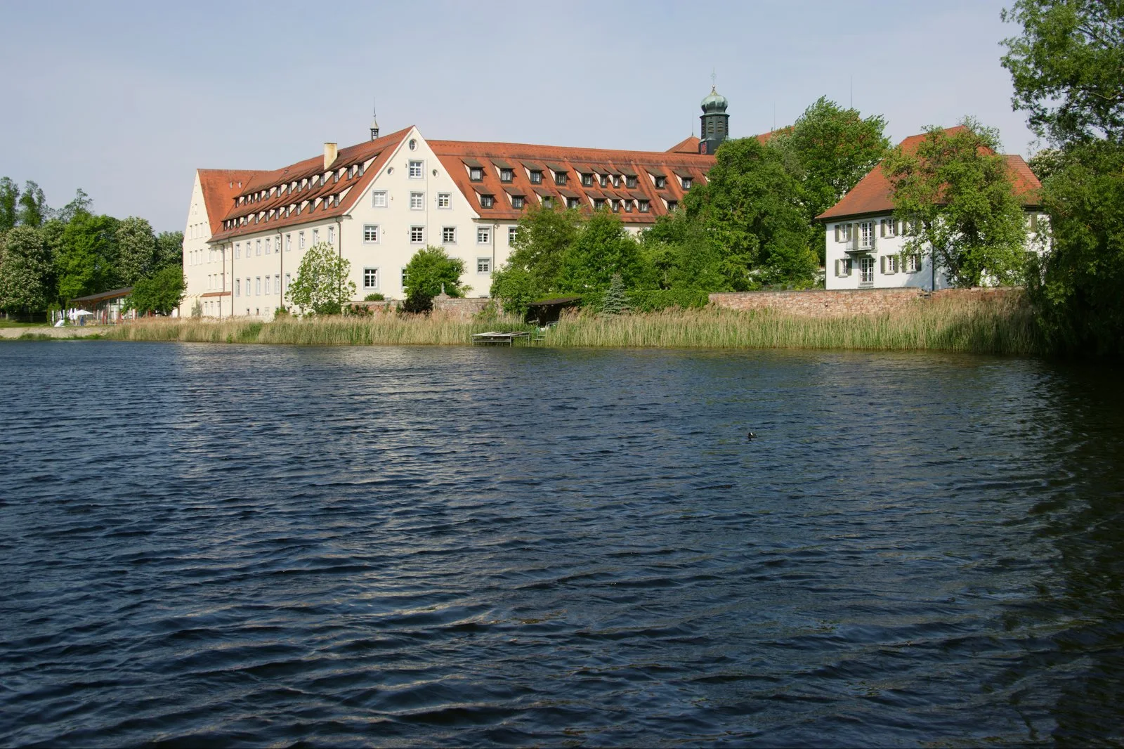 Kloster Wald im Landkreis Sigmaringen am Weiher