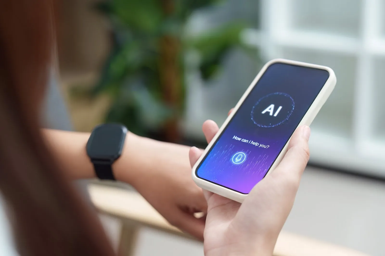 Person nutzt einen KI-Assistenten auf dem Smartphone