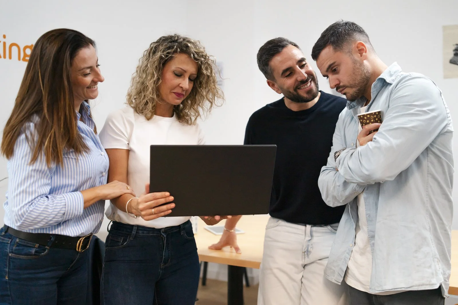 Team bespricht ein Projekt gemeinsam am Laptop