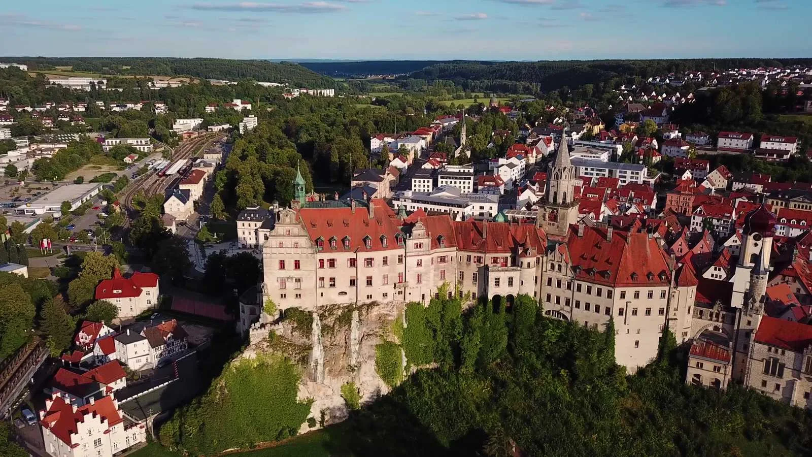 Schloss Sigmaringen über der Altstadt im Sommer