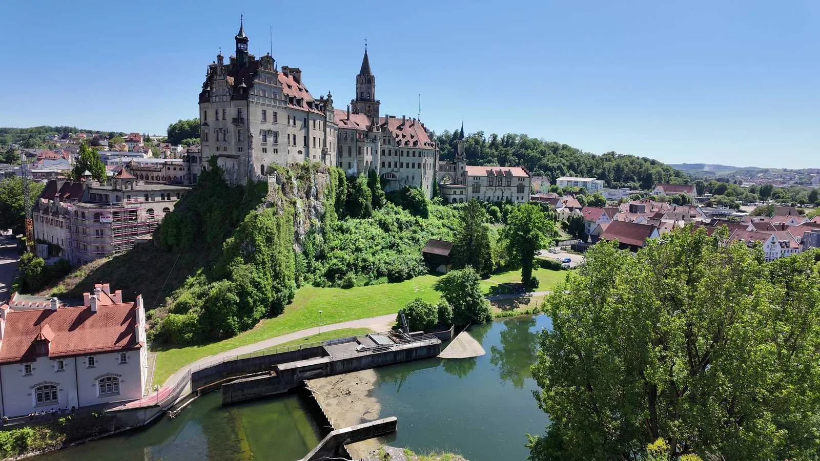 Schloss Sigmaringen auf dem Felsen über der Donau