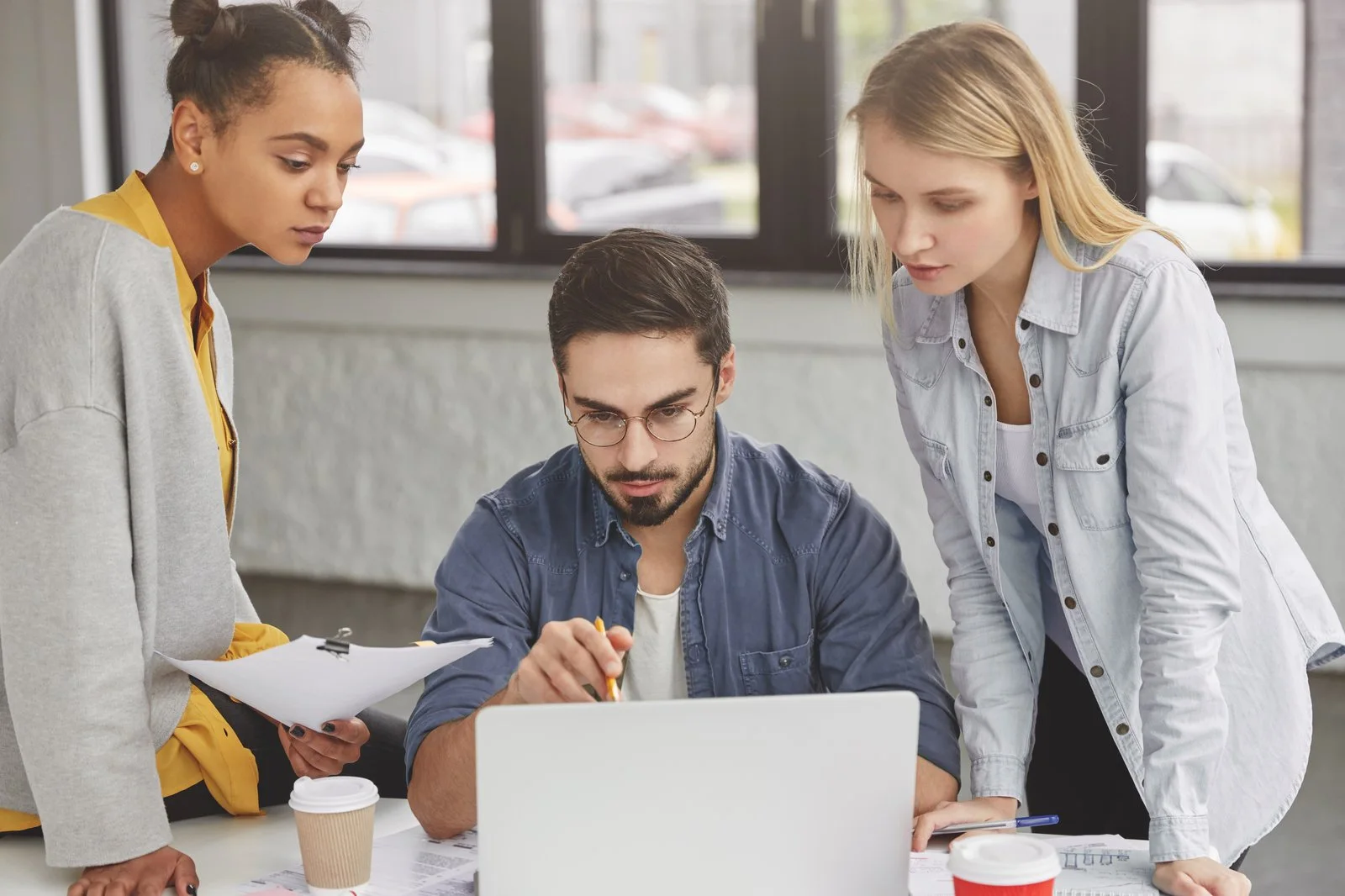 Team bespricht eine SEO-Strategie am Laptop