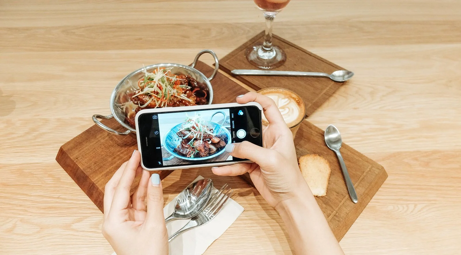 Speisen werden im Restaurant mit dem Smartphone fotografiert