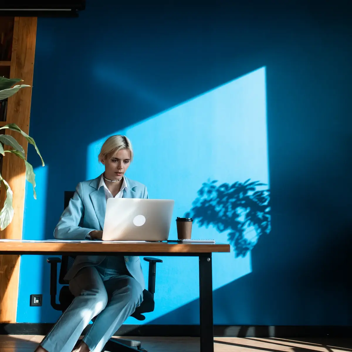 Moderner Arbeitsplatz: Arbeit an einer Website am Laptop – Webagentur Sigmaringen