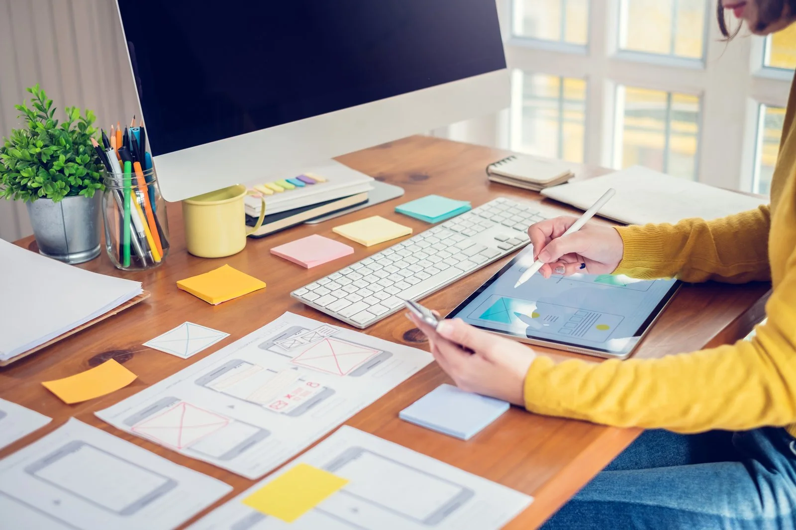Designerin entwirft ein Website-Layout auf dem Tablet